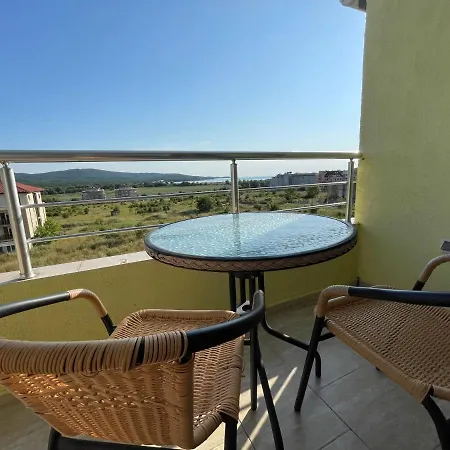 Апартамент Laguna Sunset Appatments, Sea And Mountain View